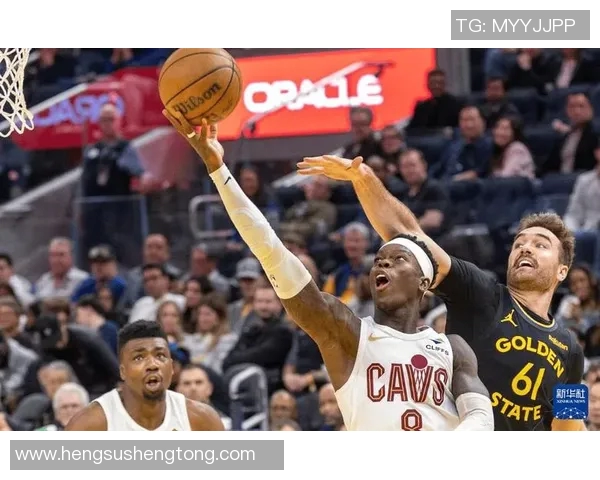 骑士与勇士激战正酣精彩瞬间照片回顾展现篮球魅力与激情对决